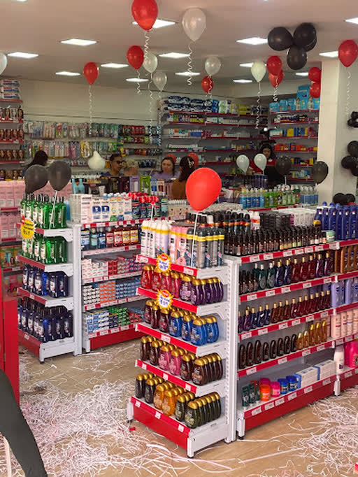 Corredor da loja com gôndolas organizadas de produtos de higiene e beleza.